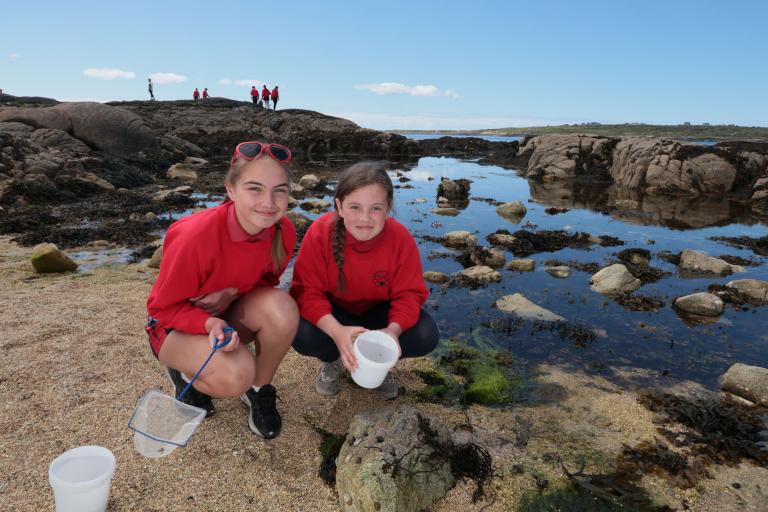 Pupils of Scoil Mhic Dara, An Cheathrú Rua taking part in the Seashore Bio-Blitz, Scavenger Hunt and Litter Beach Clean-up in Trá an Dóilín, An Cheathrú Rua