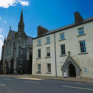 Image of exterior of Ballinasloe Library