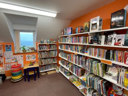 Inis Oírr Library - interior (1)